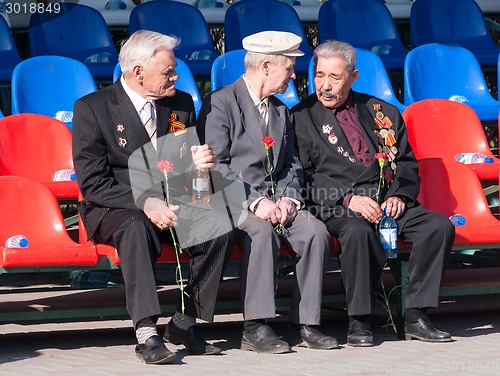 Image of Senior veterans of World War II on tribune