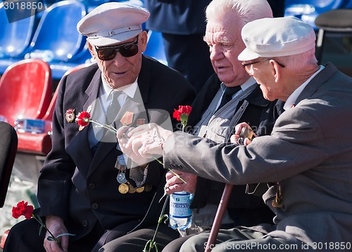 Image of Senior veterans of World War II meet on tribunes