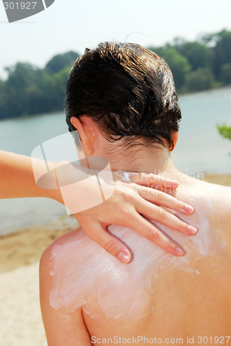 Image of Applying sunscreen