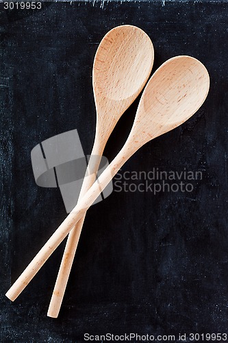Image of two wooden spoons 
