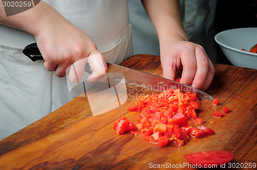 Image of Slicung tomatoes