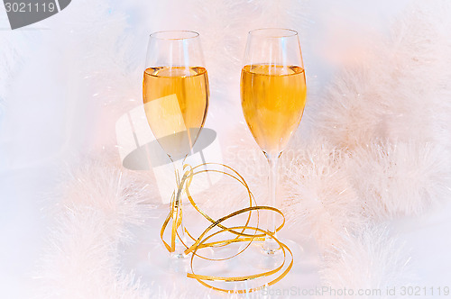 Image of Two glasses of wine and tinsel