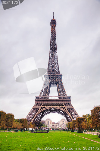 Image of Eiffel tower in Paris, France