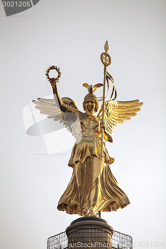 Image of Victoria statue on top of the Victory column