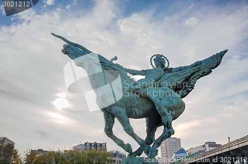 Image of Statue at Bir-Hakeim bridge in Paris