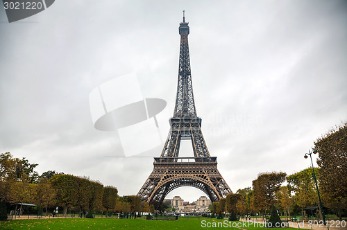 Image of Eiffel tower in Paris, France