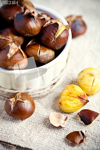 Image of roasted chestnuts in bowl 