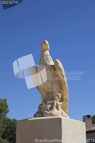 Image of eagle statue beaucaire france