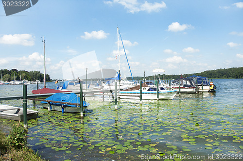 Image of Mehrere kleine Segelboote an der Anlegestelle