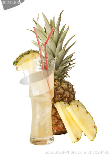 Image of pineapple juice with fresh pineapple