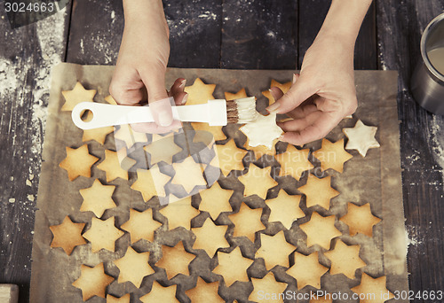 Image of white chocolate is spread on crackers