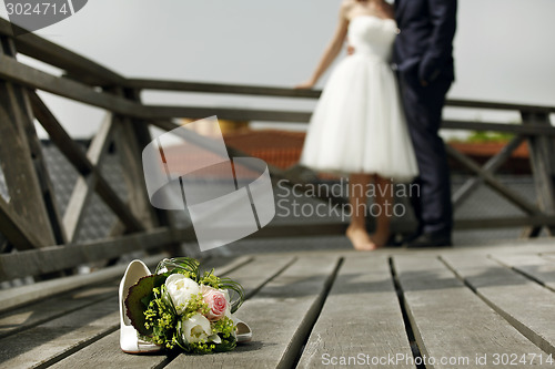 Image of Bridal bouquet with bride and groom