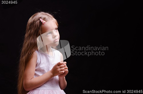 Image of Five year old girl is waiting for the fulfillment of dreams