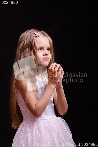 Image of Five-year girl prays