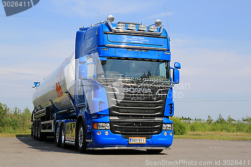 Image of Blue Scania V8 Tank Truck for Dry Bulk Transport