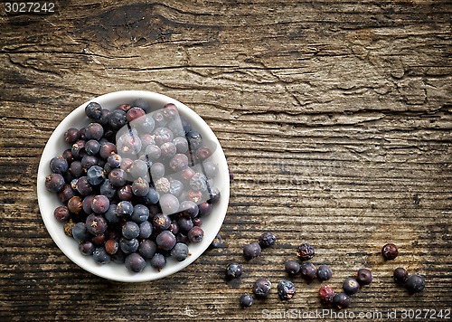 Image of Bowl of juniper berries