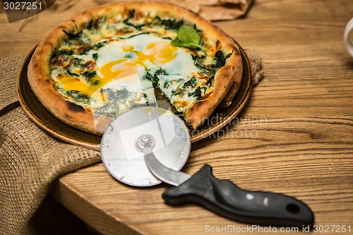 Image of Margarita pizza with arugula and egg