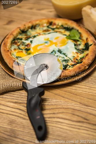 Image of Margarita pizza with arugula and egg