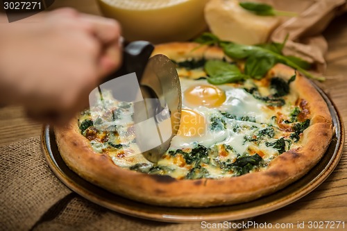 Image of Margarita pizza with arugula and egg