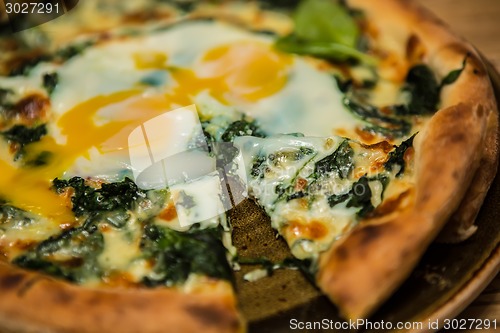 Image of Margarita pizza with arugula and egg