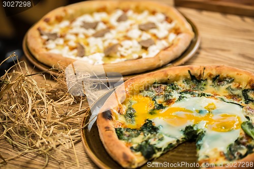 Image of Margarita pizza with arugula and egg