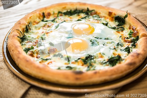 Image of Margarita pizza with arugula and egg