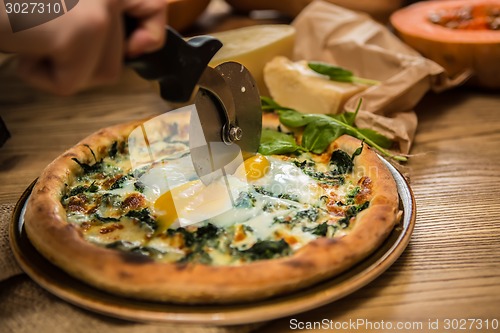 Image of Margarita pizza with arugula and egg