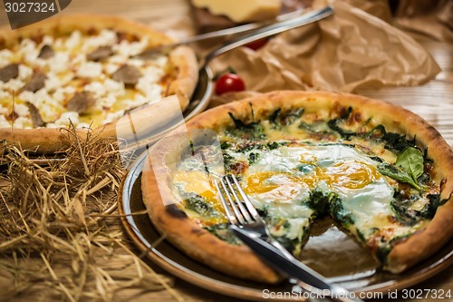 Image of Margarita pizza with arugula and egg