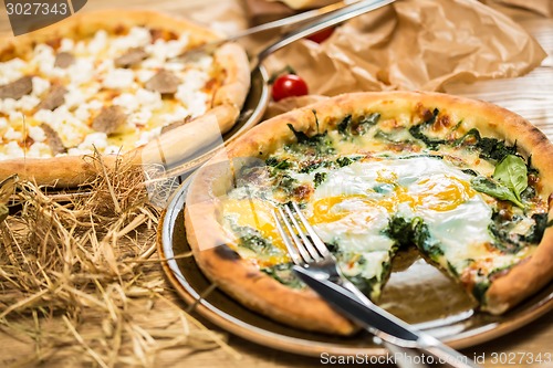 Image of Margarita pizza with arugula and egg