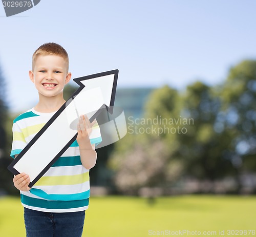 Image of smiling little boy with blank arrow pointing right