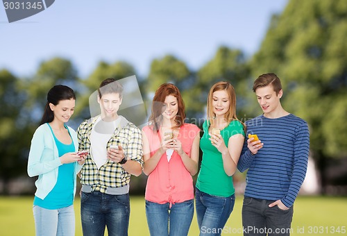 Image of smiling students with smartphones