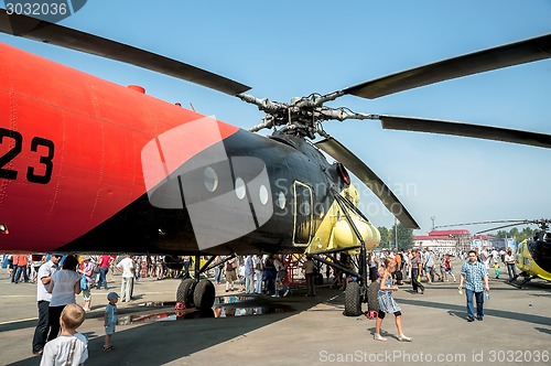 Image of People explore the MI-10K helicopter