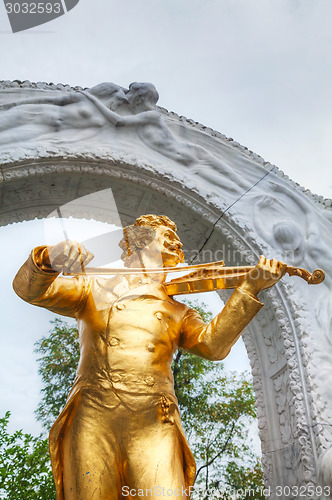 Image of Johann Strauss statue at Stadtpark in Vienna