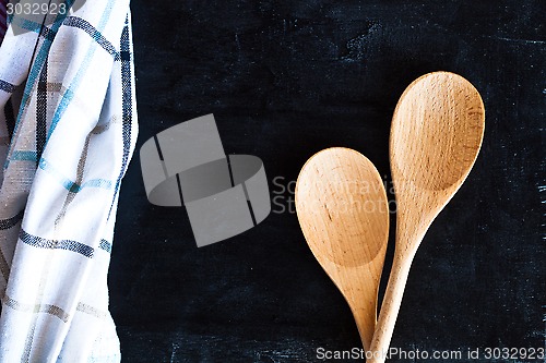 Image of wooden spoons and tablecloth