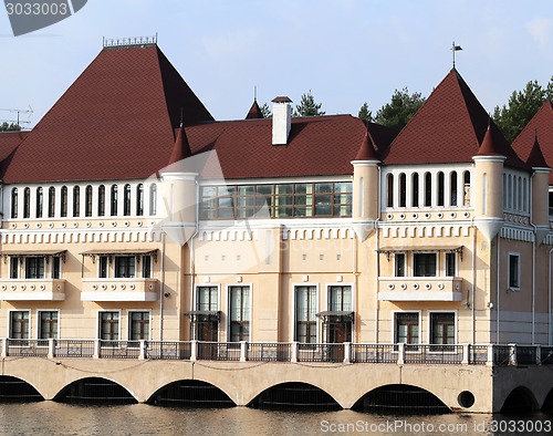 Image of house near the water