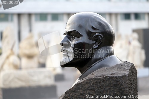 Image of bust of Vladimir Lenin