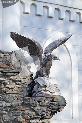 Image of statue of an eagle