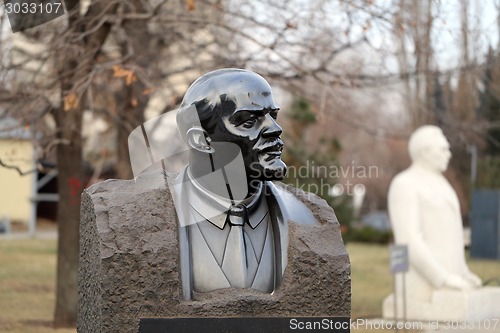 Image of bust of Vladimir Lenin