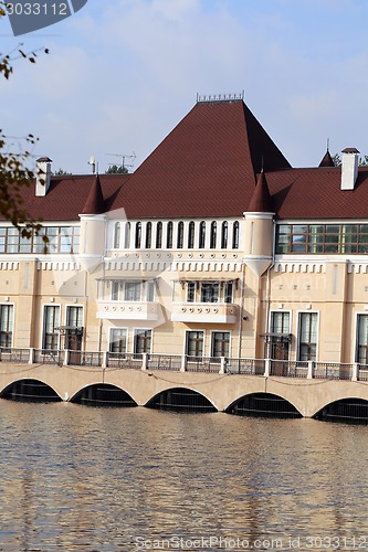Image of house near the water