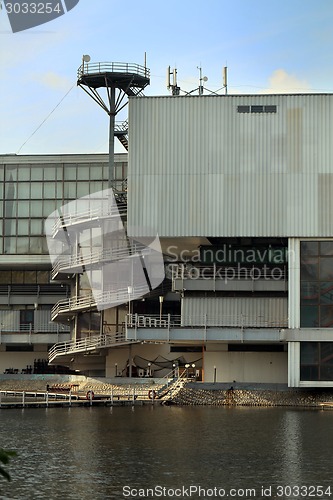 Image of house near the water