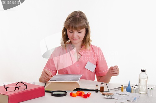 Image of Pharmacy student with Medication Guid