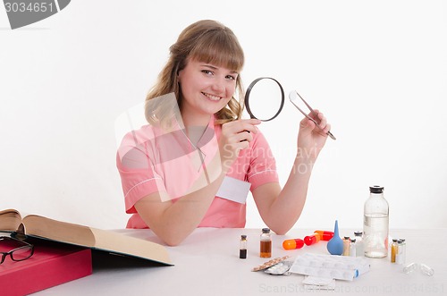 Image of Student pharmacist sees tablet