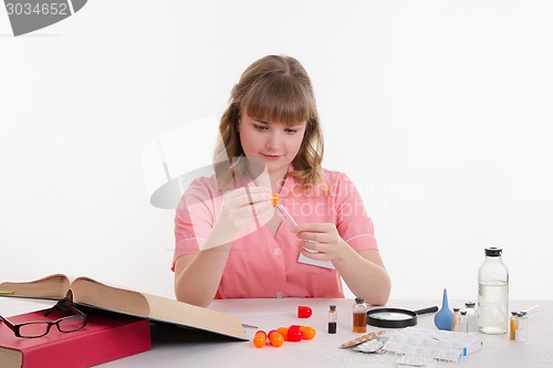 Image of Pharmacist pours the powder into tube