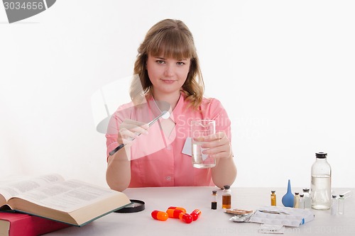 Image of The pharmacist conducts experiments