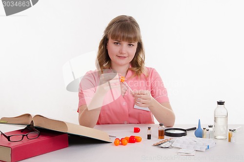 Image of Medical student pours the powder into tube