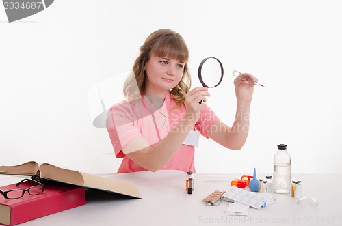 Image of doctor examines a tablet