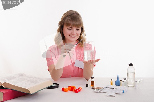 Image of Student pharmacist conducts experiments