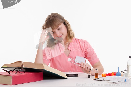 Image of Student Pharmacist looking in the directory description tablets