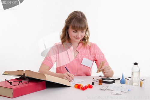 Image of The pharmacist says name pack of tablets