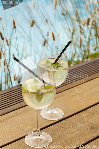 Image of hugo prosecco elderflower soda ice summer drink 